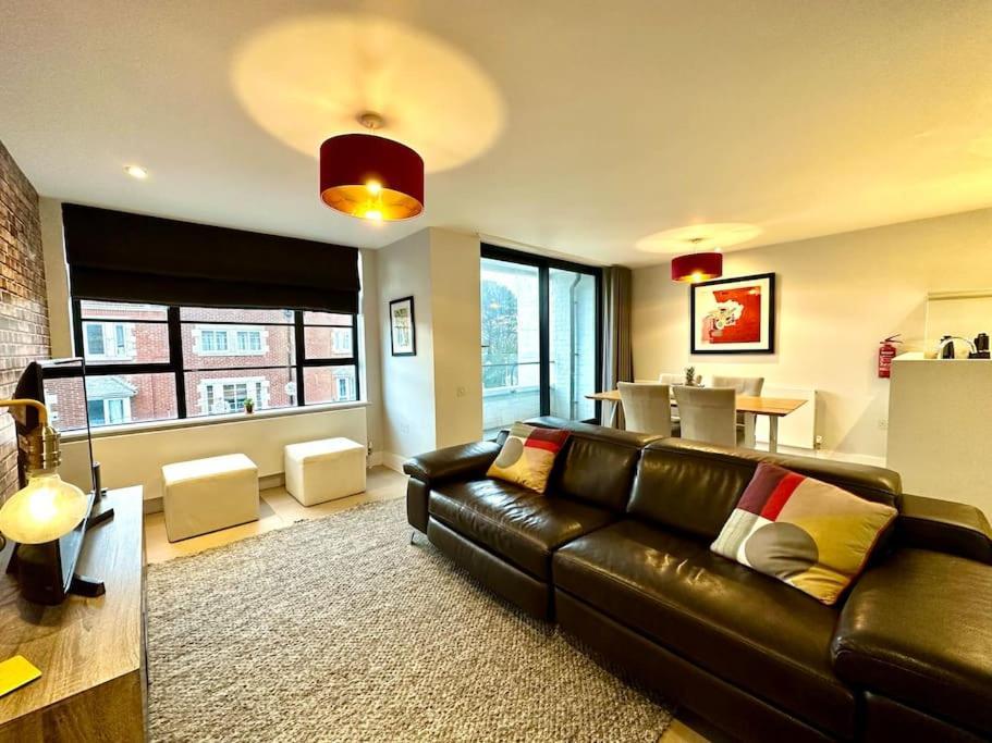 Beautiful New 2 Bedroom Apartment - Next To The Beach - Great Location - Free Parking - Fast Wifi - Smart Tv - Sleeps Up To 4! Close To Purbeck, Corfe Castle, Sandbanks, Poole & Bournemouth Swanage Buitenkant foto
